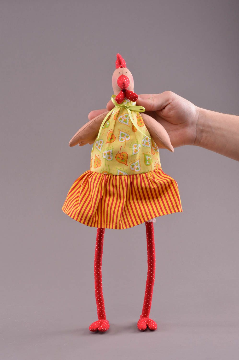 Petite peluche poule faite main en coton en robe jaune originale pour enfant  photo 4