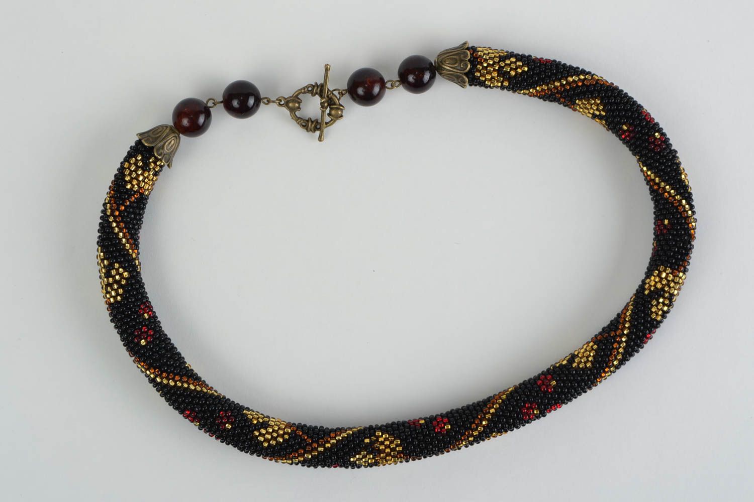 Ожерелье из бисера колье жгут ручной работы плетеное крючком черное с золотом фото 5