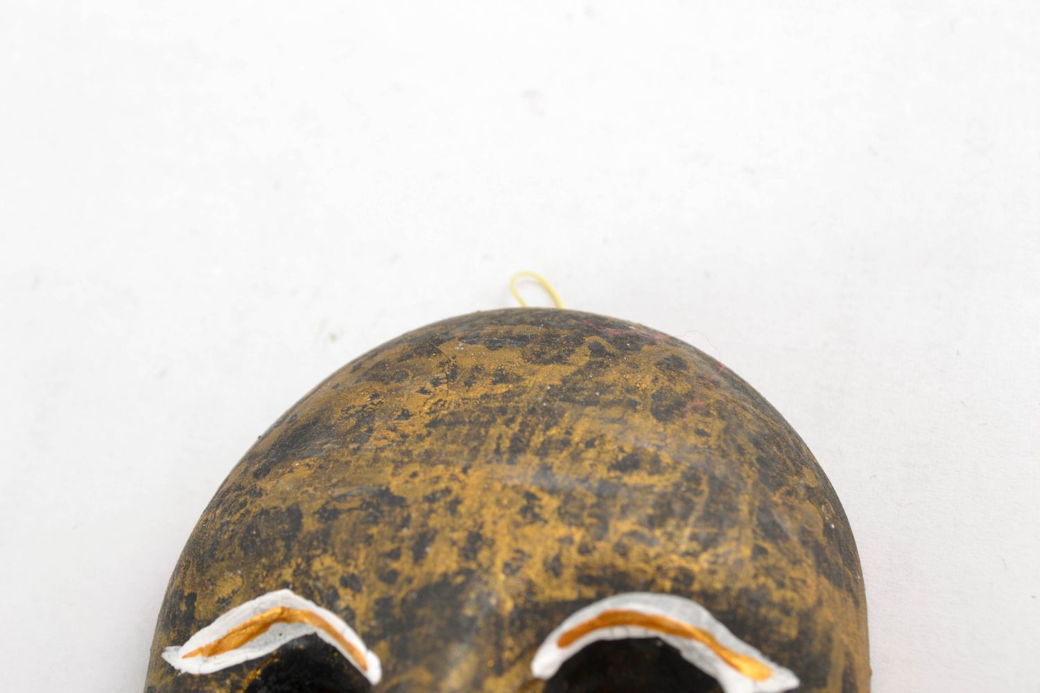 Интерьерная подвеска карнавальная маска темная глиняная  фото 3