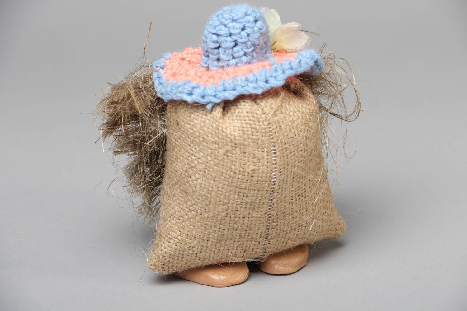 Мягкая игрушка домовенок в вязаной шляпке фото 3