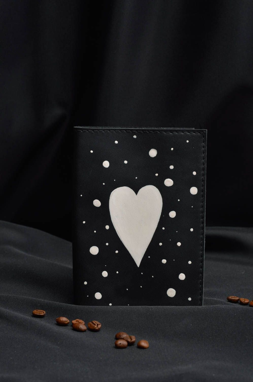 Protège-passeport en cuir noir avec coeur blanc fait main original de créateur photo 1