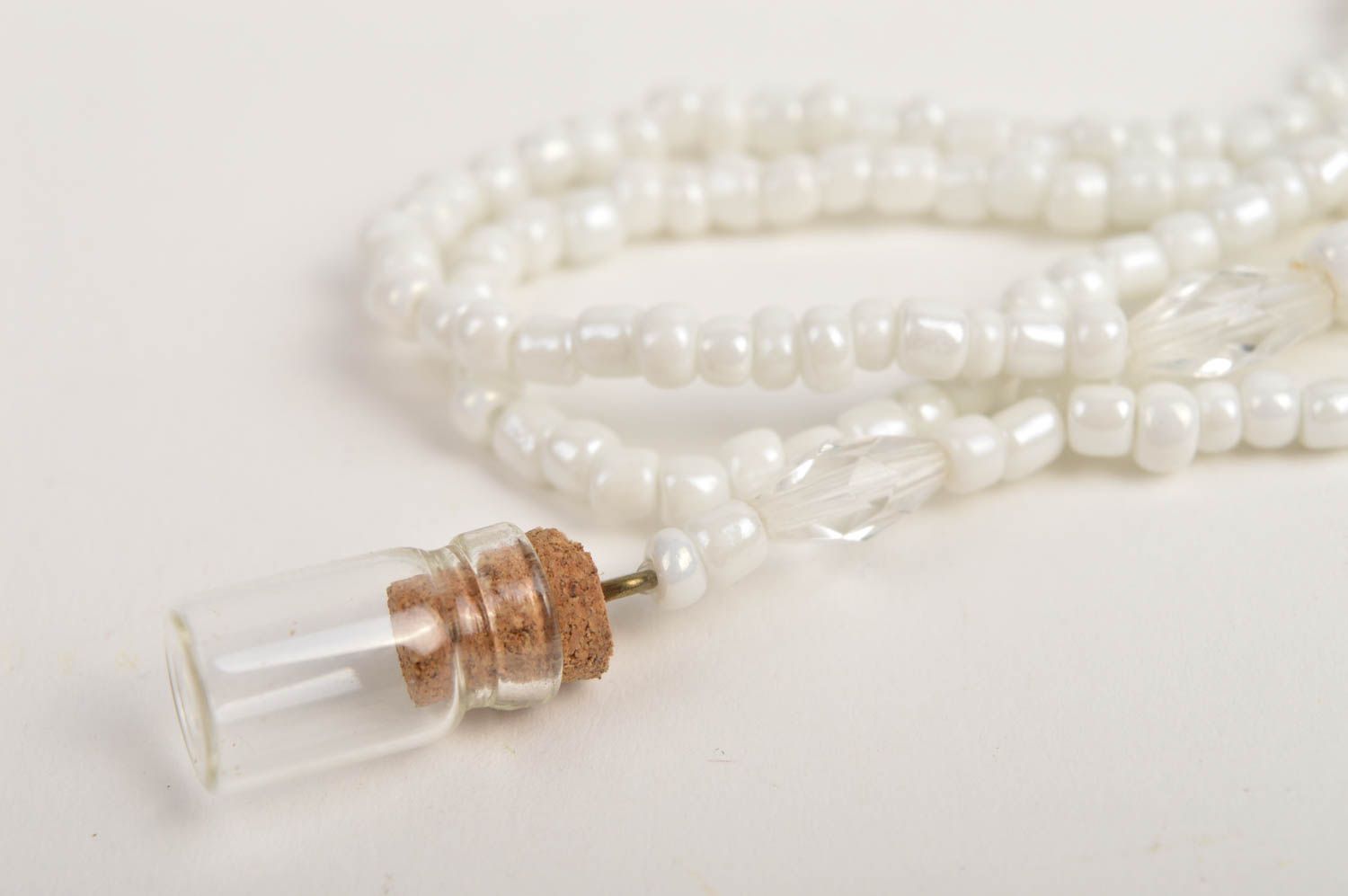 Pendentif fiole Bijou fait main perles fantaisie blanches Accessoire femme photo 4