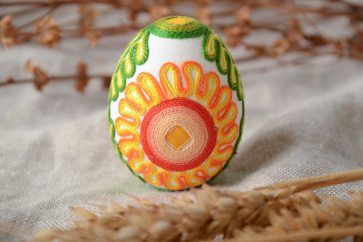 Яркое пасхальное яйцо декоративное украшенное нитками фото 2