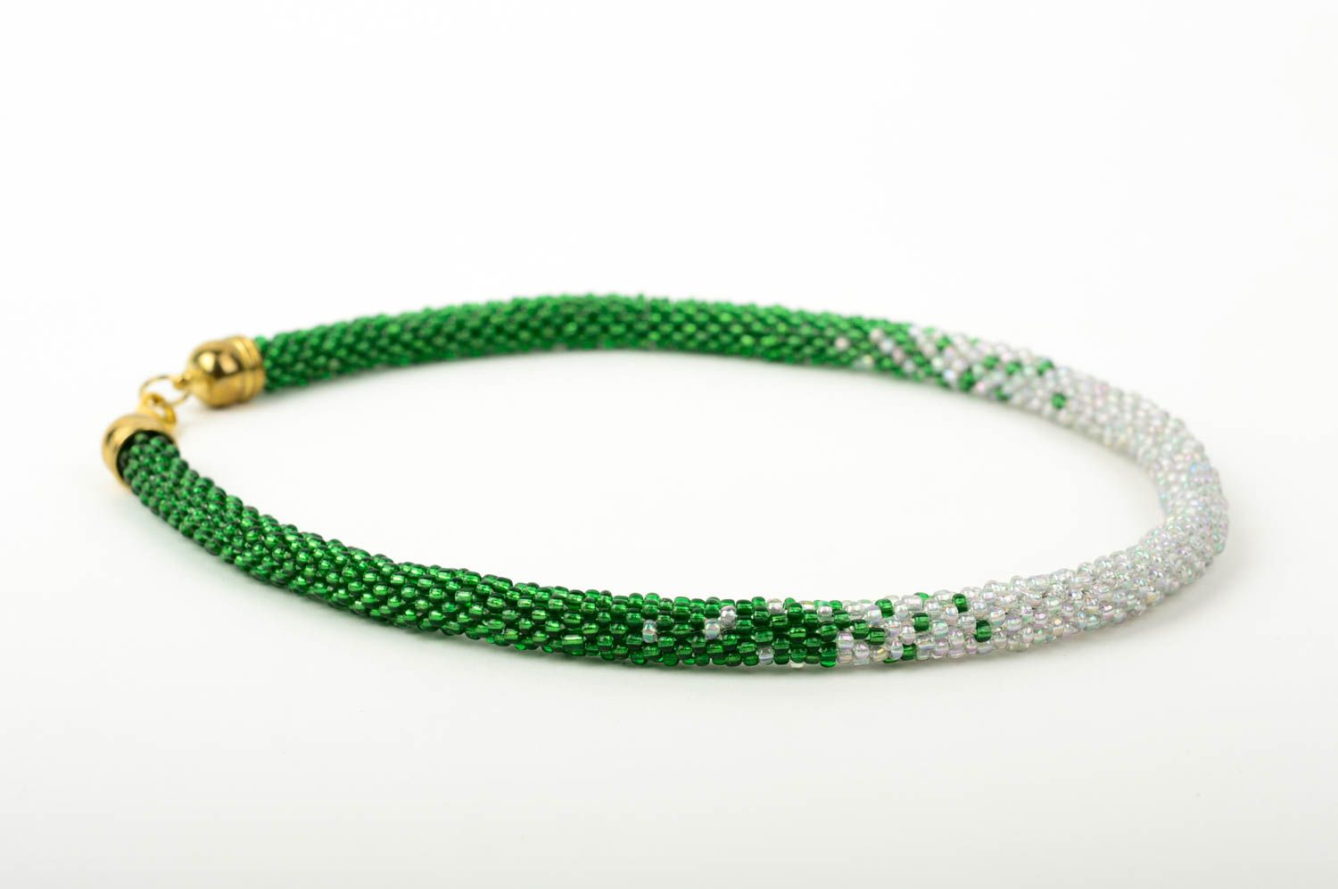 Украшение из бисера ручной работы бисерный жгут украшение на шею белое с зеленым фото 5