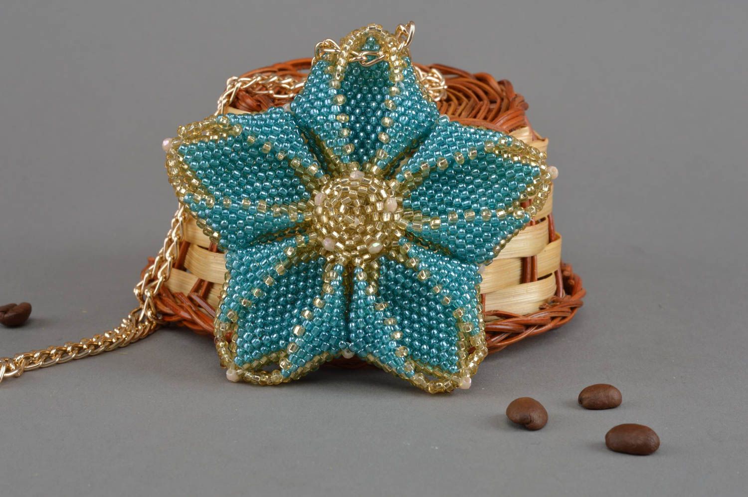 Pendentif en perles de rocaille fait main fleur bleue claire avec chaîne photo 1