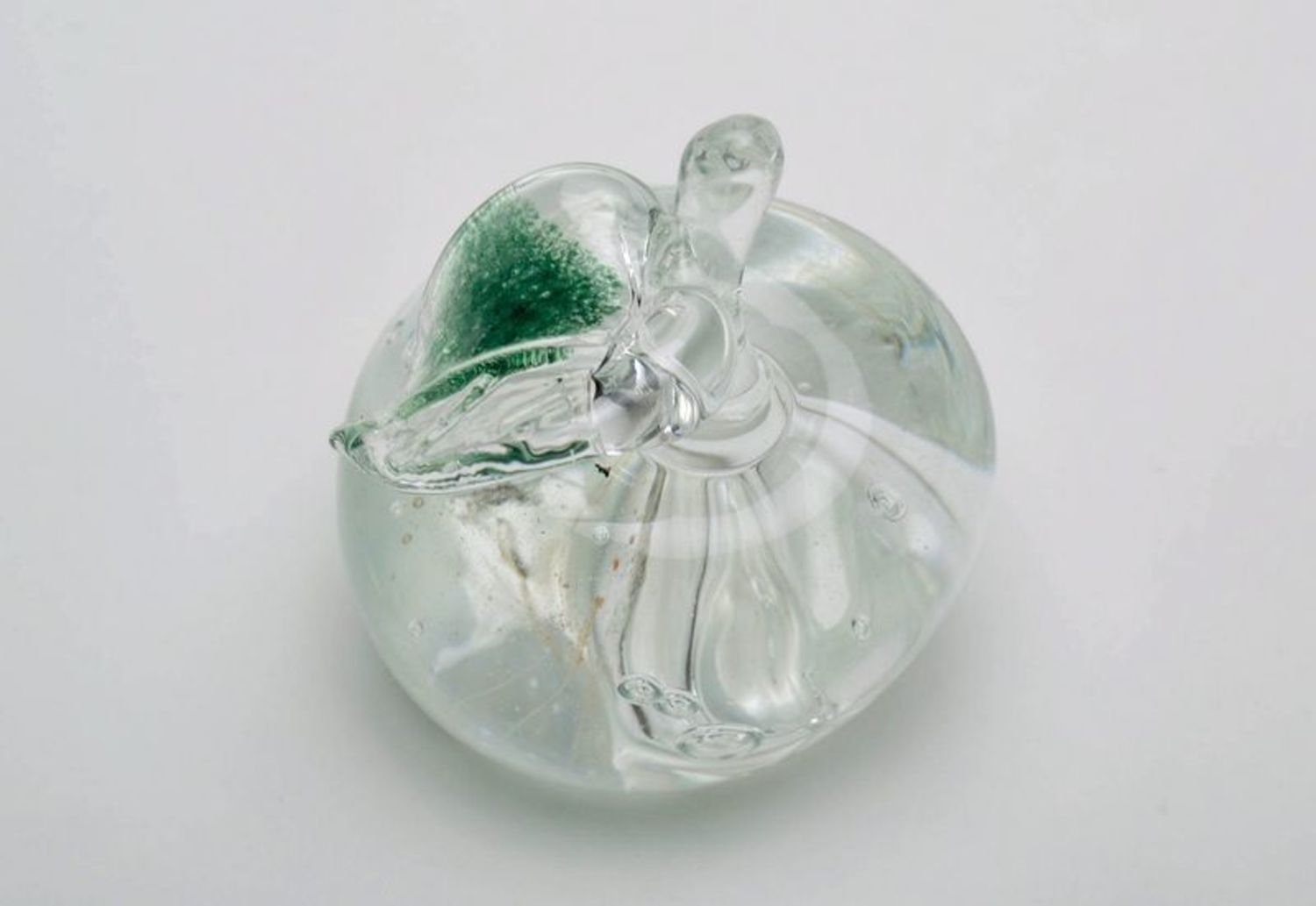 Estatueta decorativa maçã de vidro sem soprado foto 2