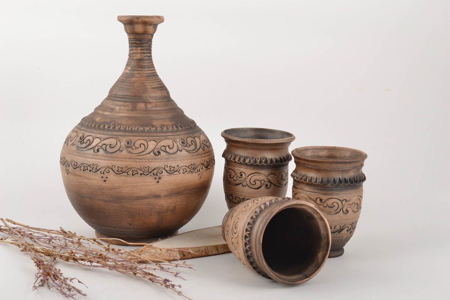 Juego de vajilla de jarrón decorativo y tres vasos de cerámica artesanales foto 1