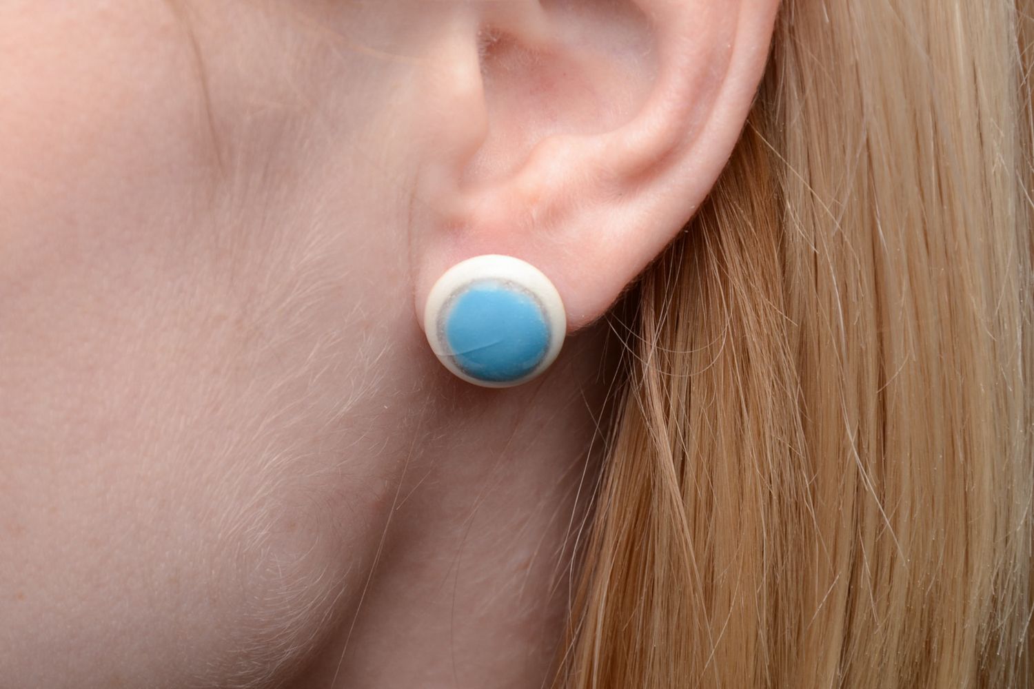 Boucles d'oreilles artisanales rondes colorées photo 2