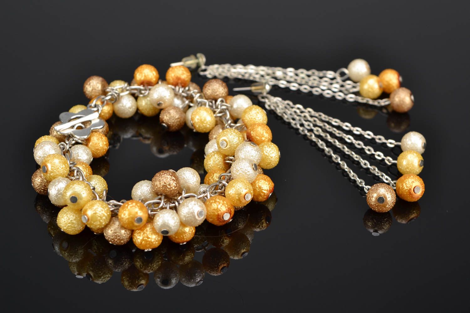 Boucles d'oreilles et bracelet artisanaux de perles fantaisie photo 1