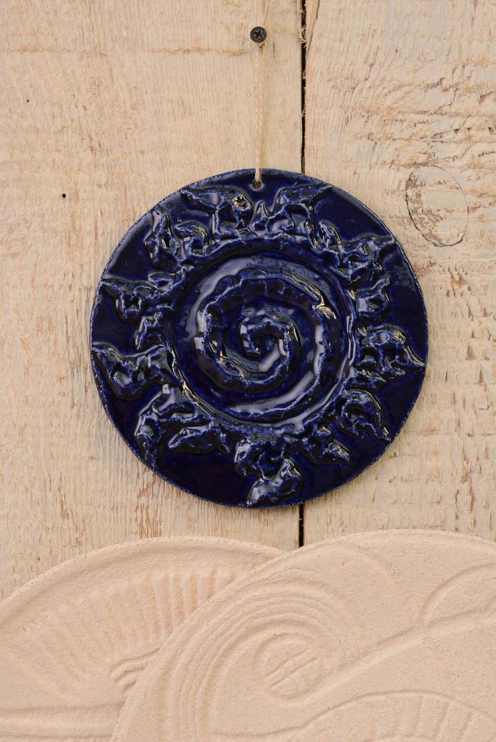 Prato -talismã redondo de argila feito à mão para decoração do interior em estilo étnico Spiral-sol foto 3
