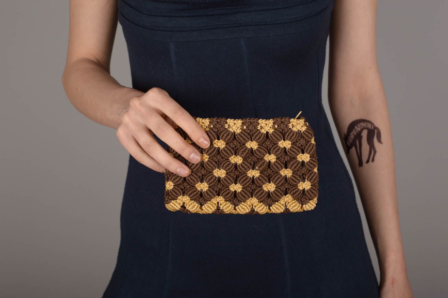 Косметичка ручной работы сумочка для косметики коричневая изделие из макраме фото 1