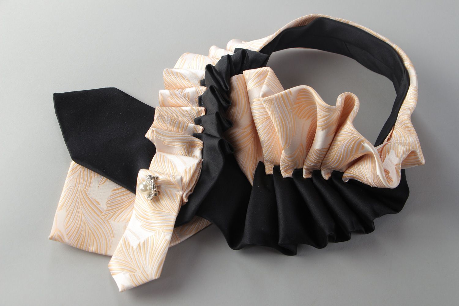Handmade Collier aus Stoff kontrastiv aus männlichen Krawatten in Form vom Kragen foto 2