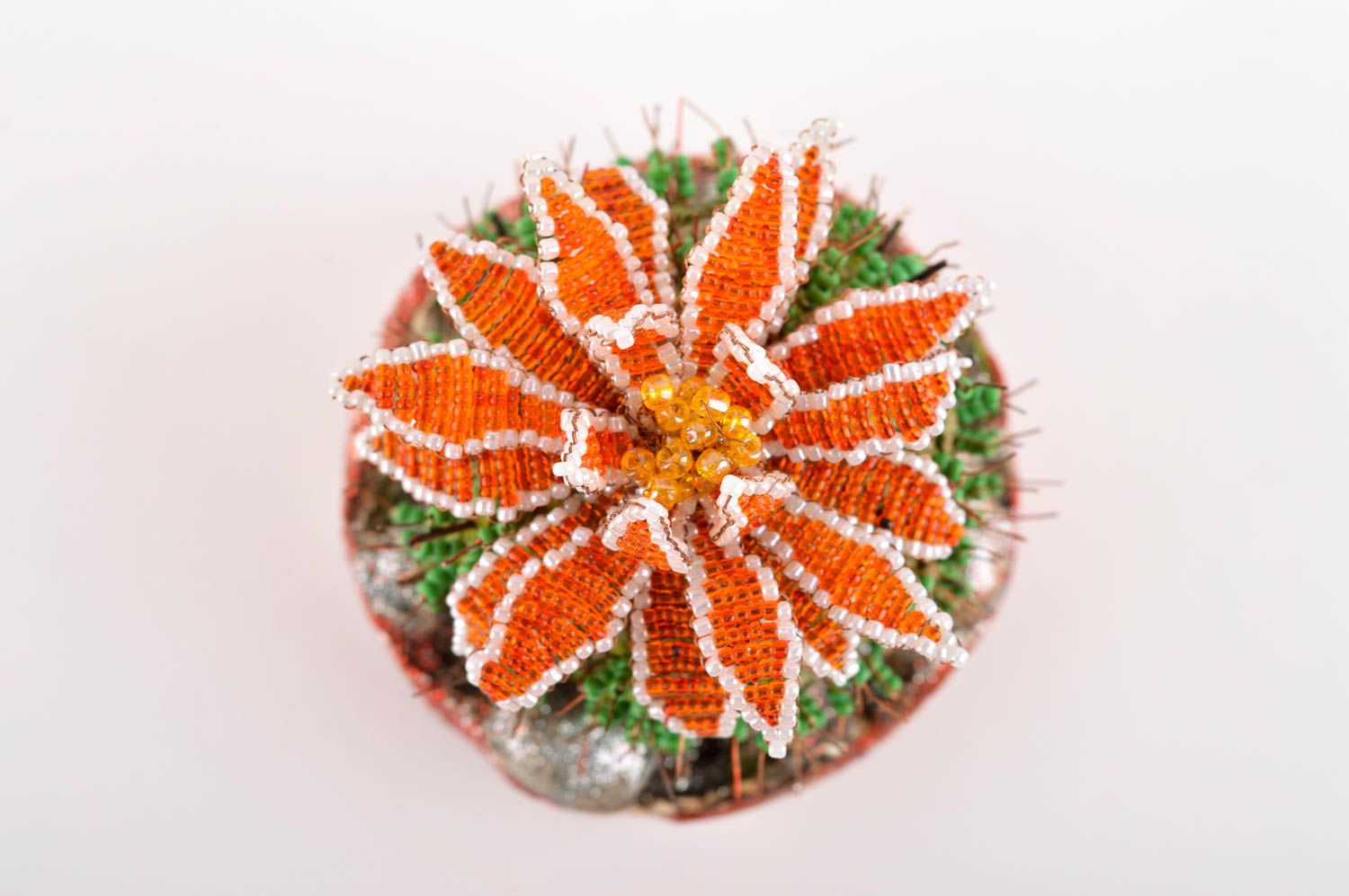 Кактус из бисера с цветком хэнд мейд композиция из бисера настольный декор фото 3