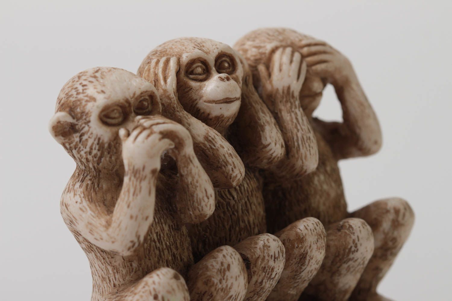 Маленькая фигурка три обезьяны из полимерной смолы для интерьера ручная работа фото 4