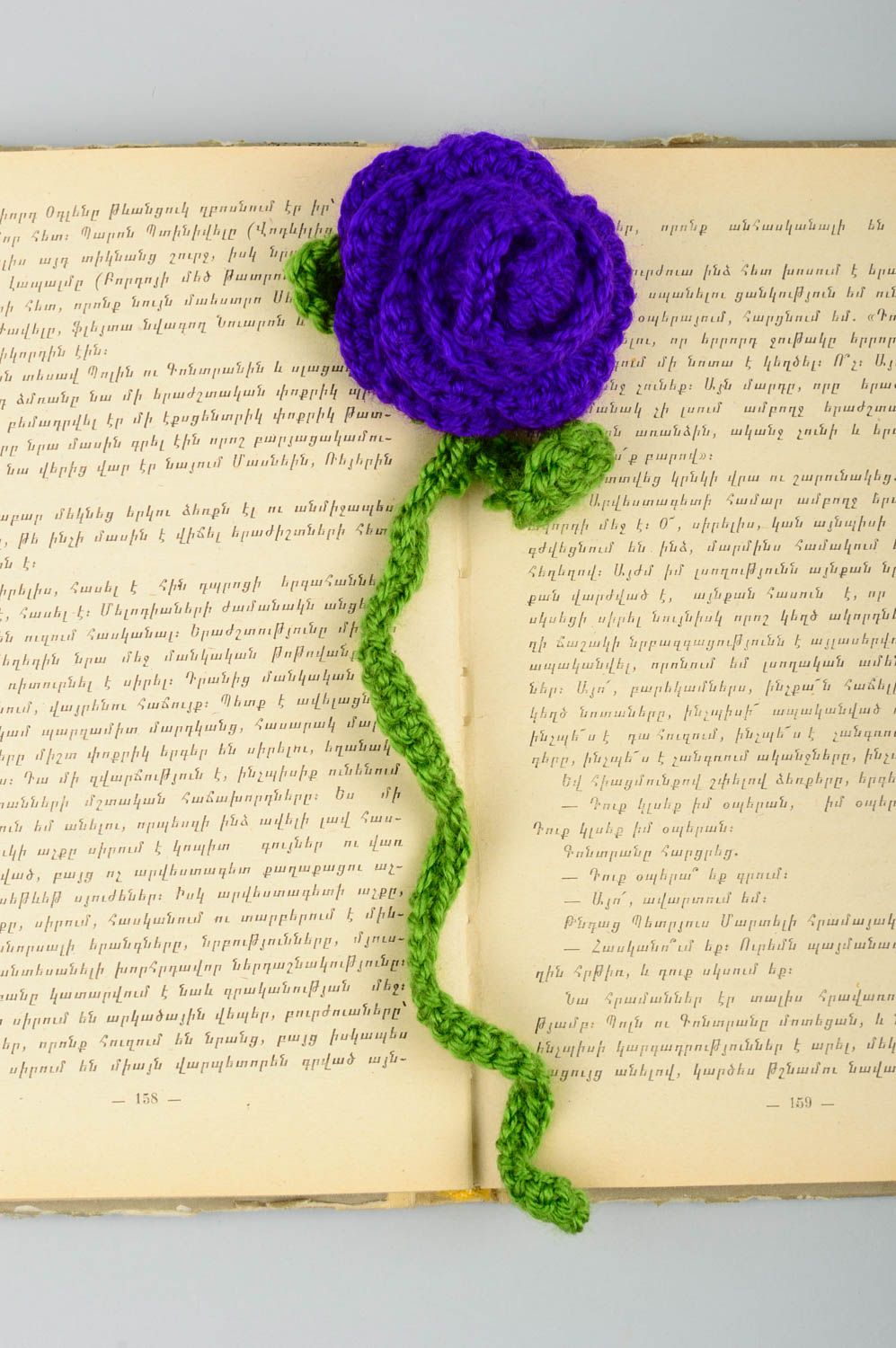 Marque-page fait main tricoté au crochet Rose Accessoire livre Idée cadeau photo 1