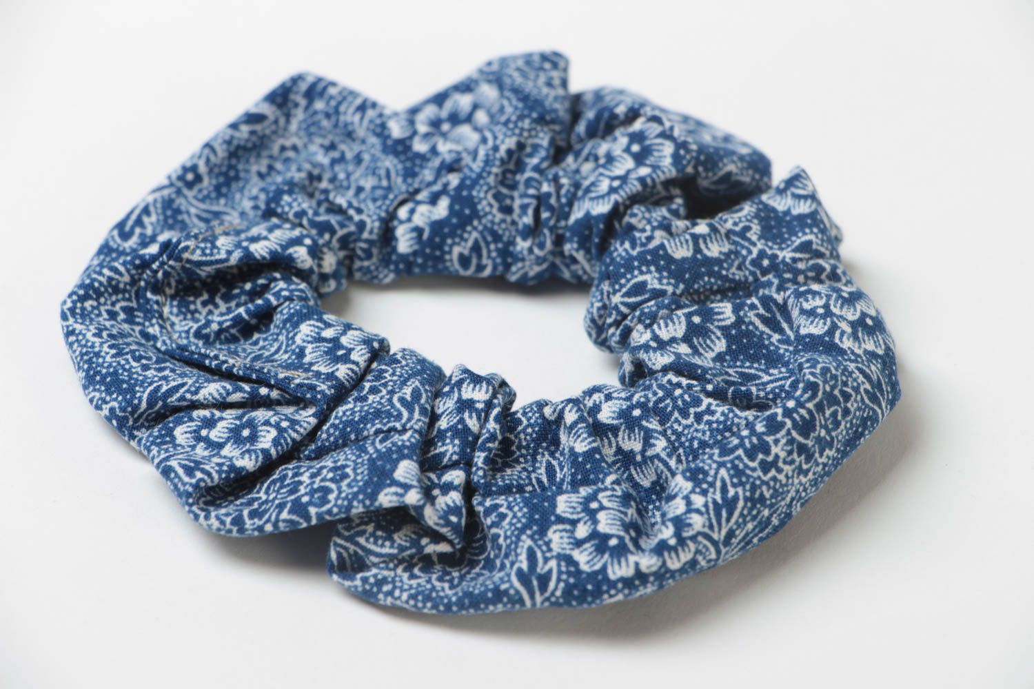 Handgemachtes schönes originelles Stoff Haargummi in Blau aus Baumwollstoff foto 3