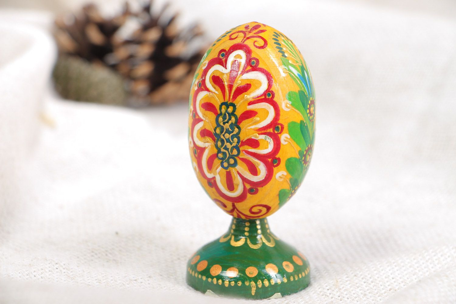 Œuf de Pâques decoratif peint en bois original fait main sur pied couleurs vives photo 1