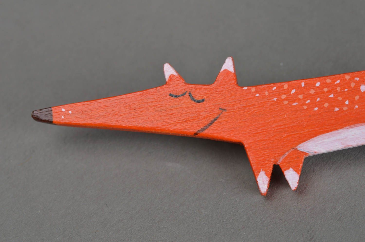 Handmade decorative brooch made of wood in the form of fox with painting  photo 2