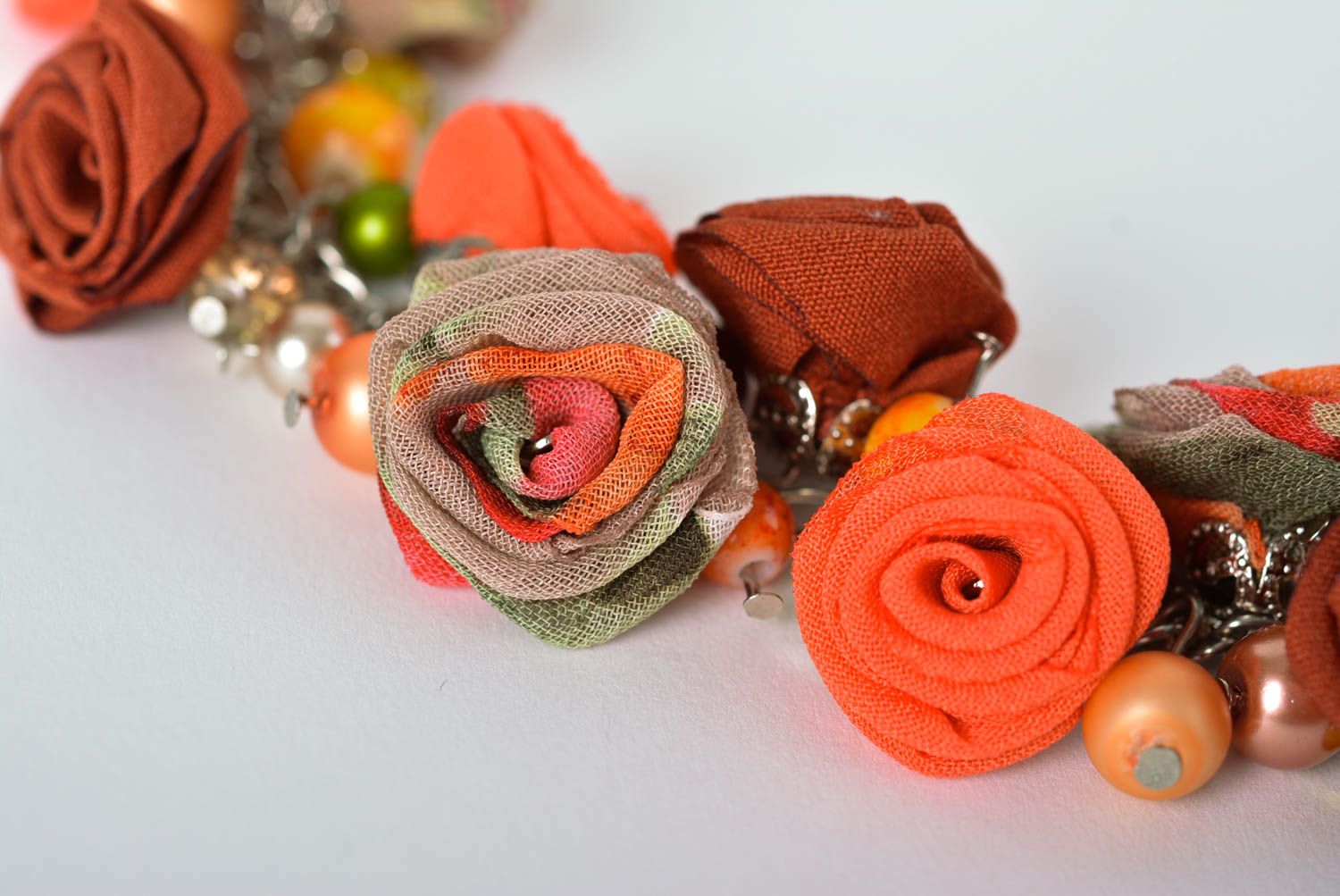 Колье ручной работы украшения из бусин серьги с подвесками в виде роз из шифона фото 2