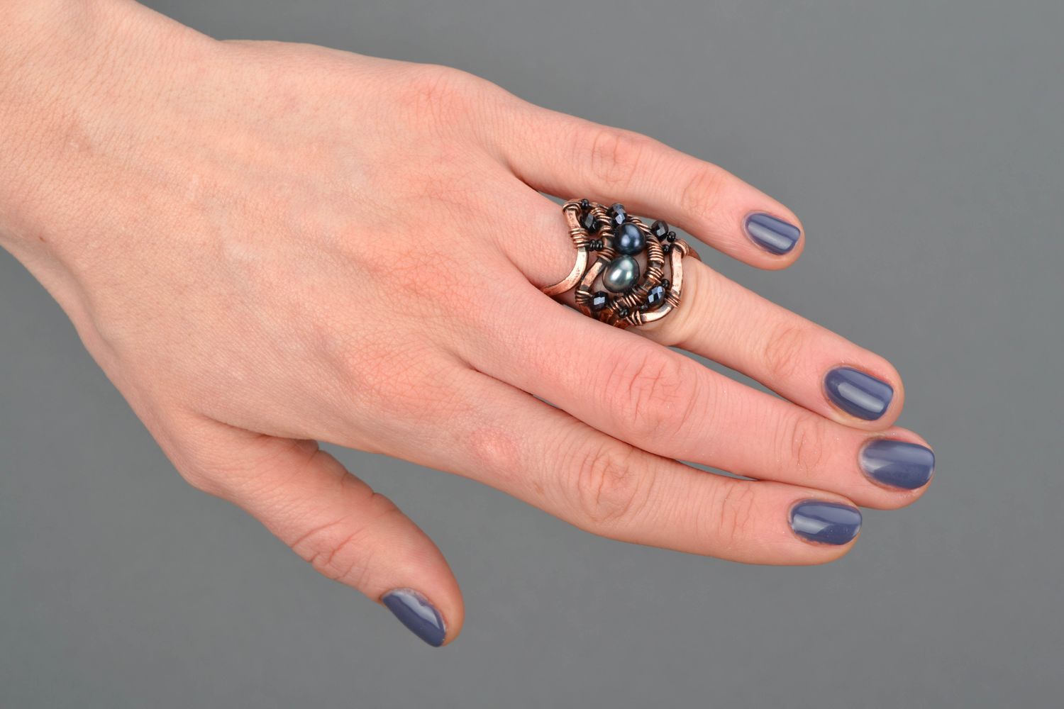 Handmade Ring in Wire Wrap Technik  mit künstlichen schwarzen Korallen  foto 2