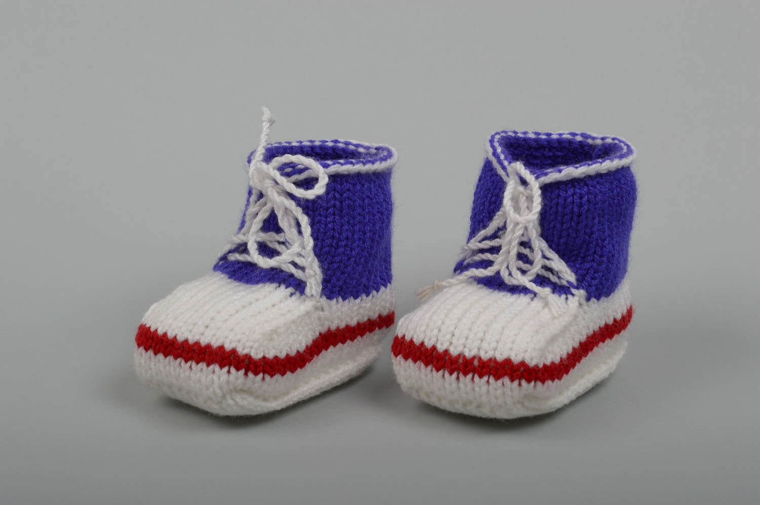 Chaussons bébé fait main Accessoire bébé bleu blanc rouge Pantoufle tricot photo 1
