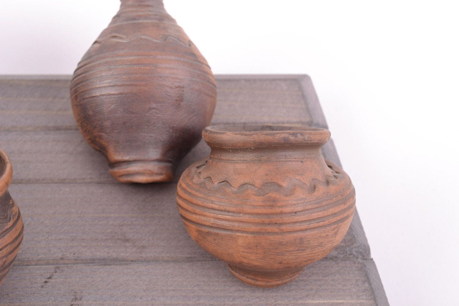 Объемное панно в виде деревянной доски с глиняной посудой на стену ручной работы фото 5