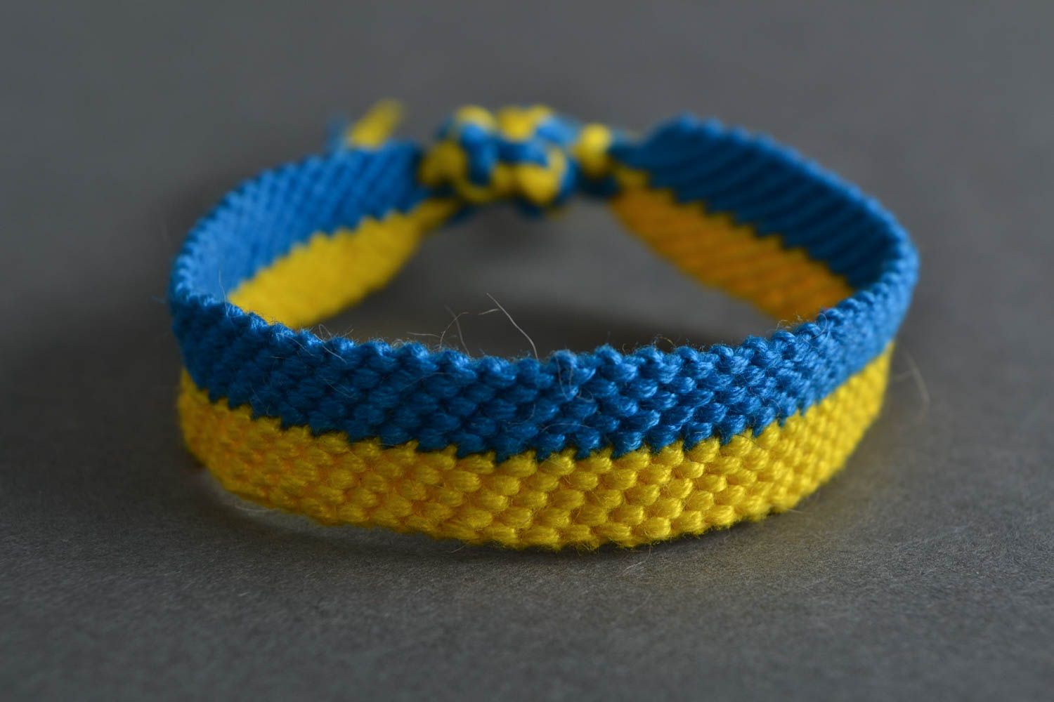 Bracelet jaune et bleu tressé en fils moulinés en macramé fait main de créateur photo 1