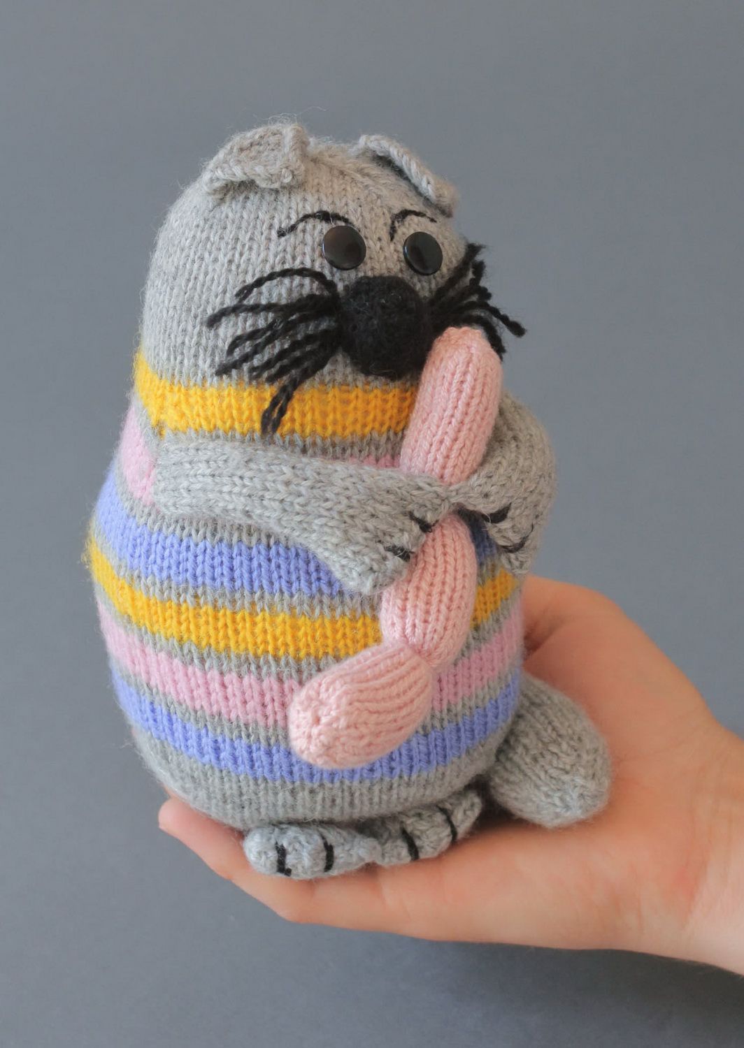 Giocattolo a maglia fatto a mano pupazzo a forma di gatto a uncinetto foto 3
