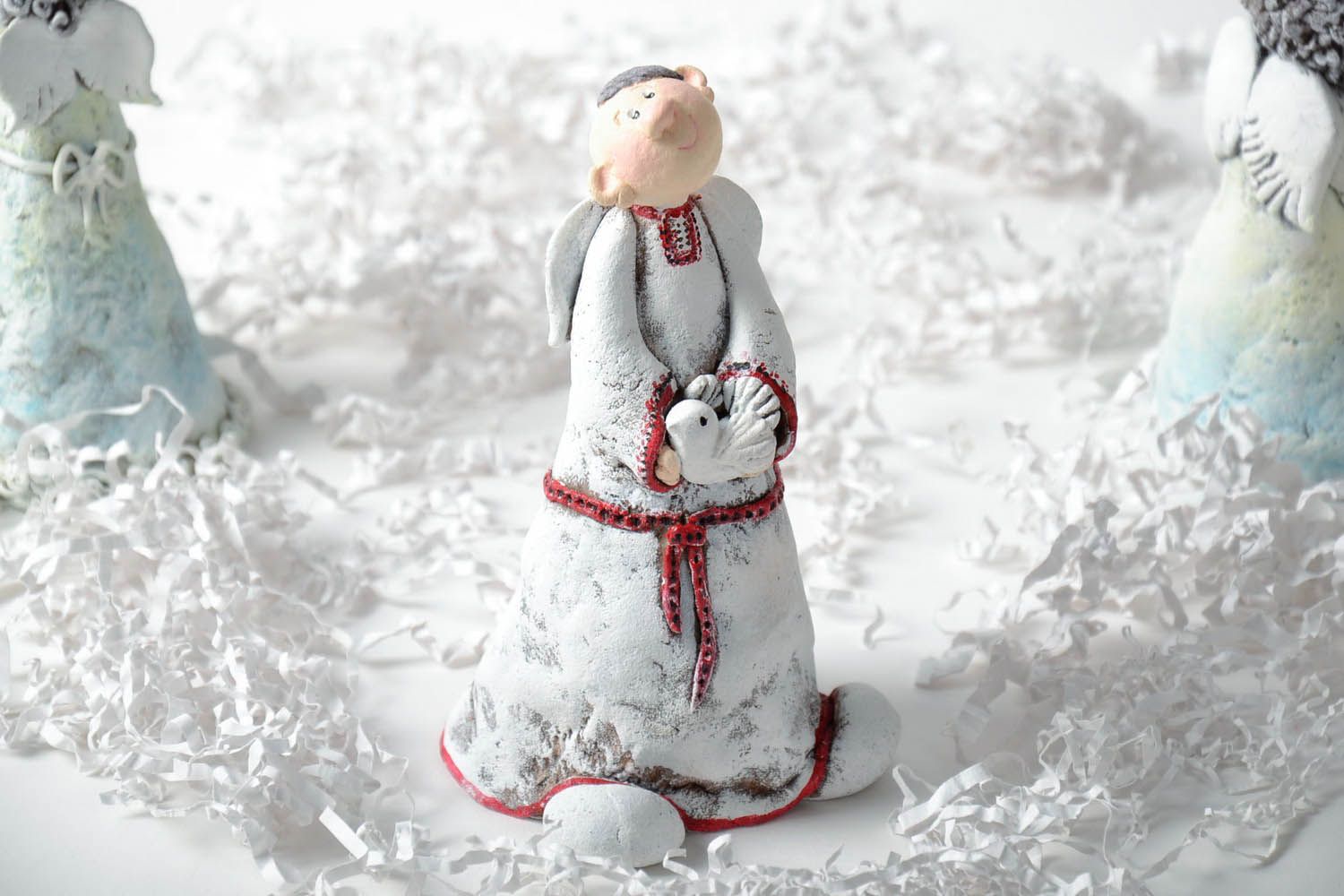 Dekorative Weihnachtsstatuette aus Paperclay Ukrainischer Engel foto 1