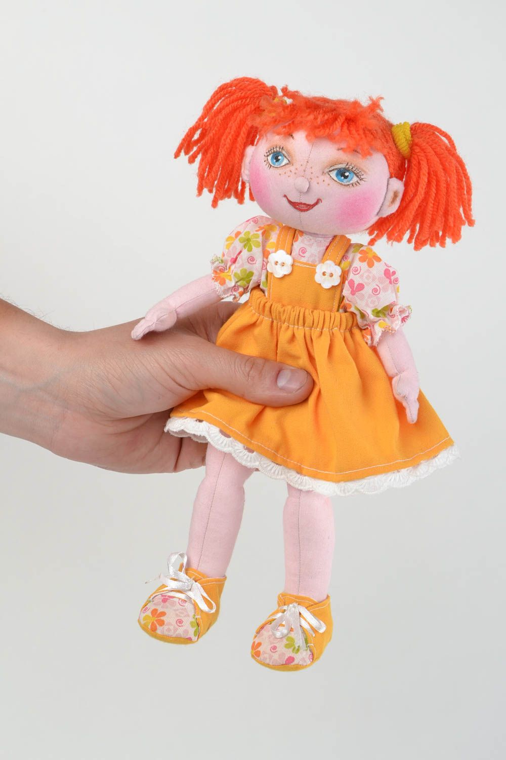 Rothaarige künstlerische Puppe aus Textil für Interieur und Kinder handgefertigt foto 2