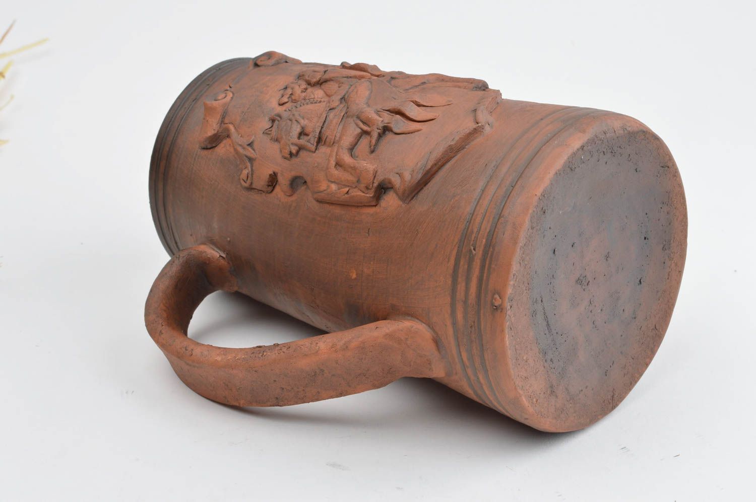 Handmade ceramic beer mug 25 oz with handle and molded pattern 1,58 lb photo 1