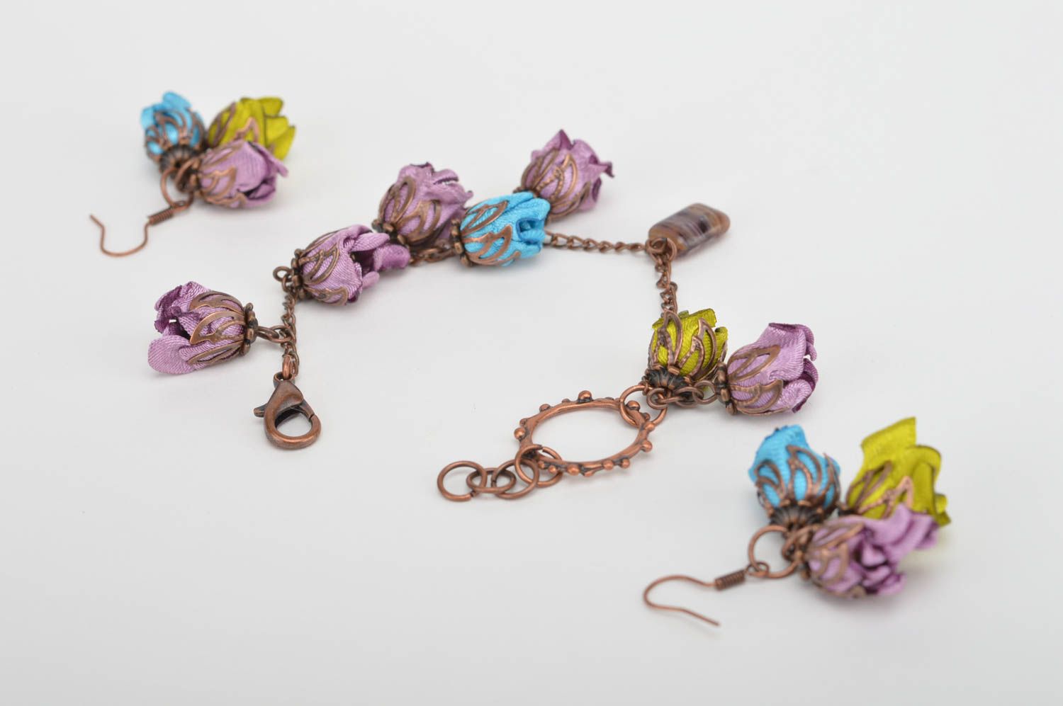 Parure bijoux Bracelet fait main Boucles d'oreilles pendantes roses en satin photo 5