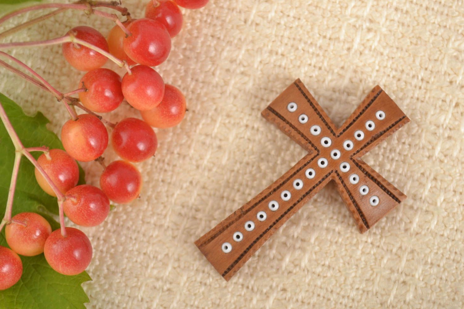 Handmade Schmuck Kettenanhänger Kreuz aus Holz Holzkreuz Anhänger originell foto 1
