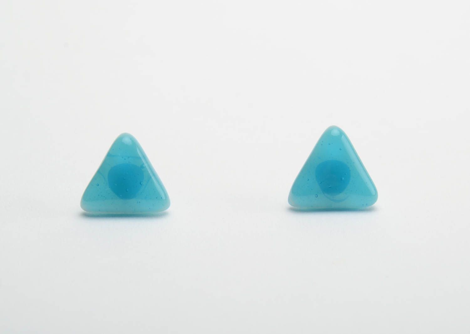 Треугольные голубые серьги из фьюзинг стекла ручной работы женские красивые фото 5