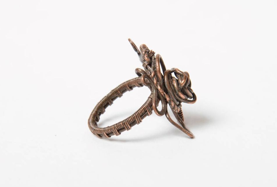 Медное кольцо в технике wire wrap ручной работы с гранатом оригинальное женское фото 4