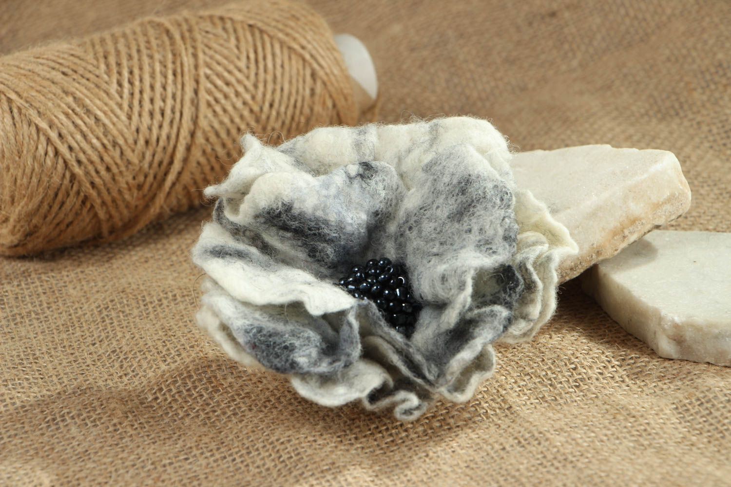 Broche en laine feutrée faite main pavot blanc photo 5