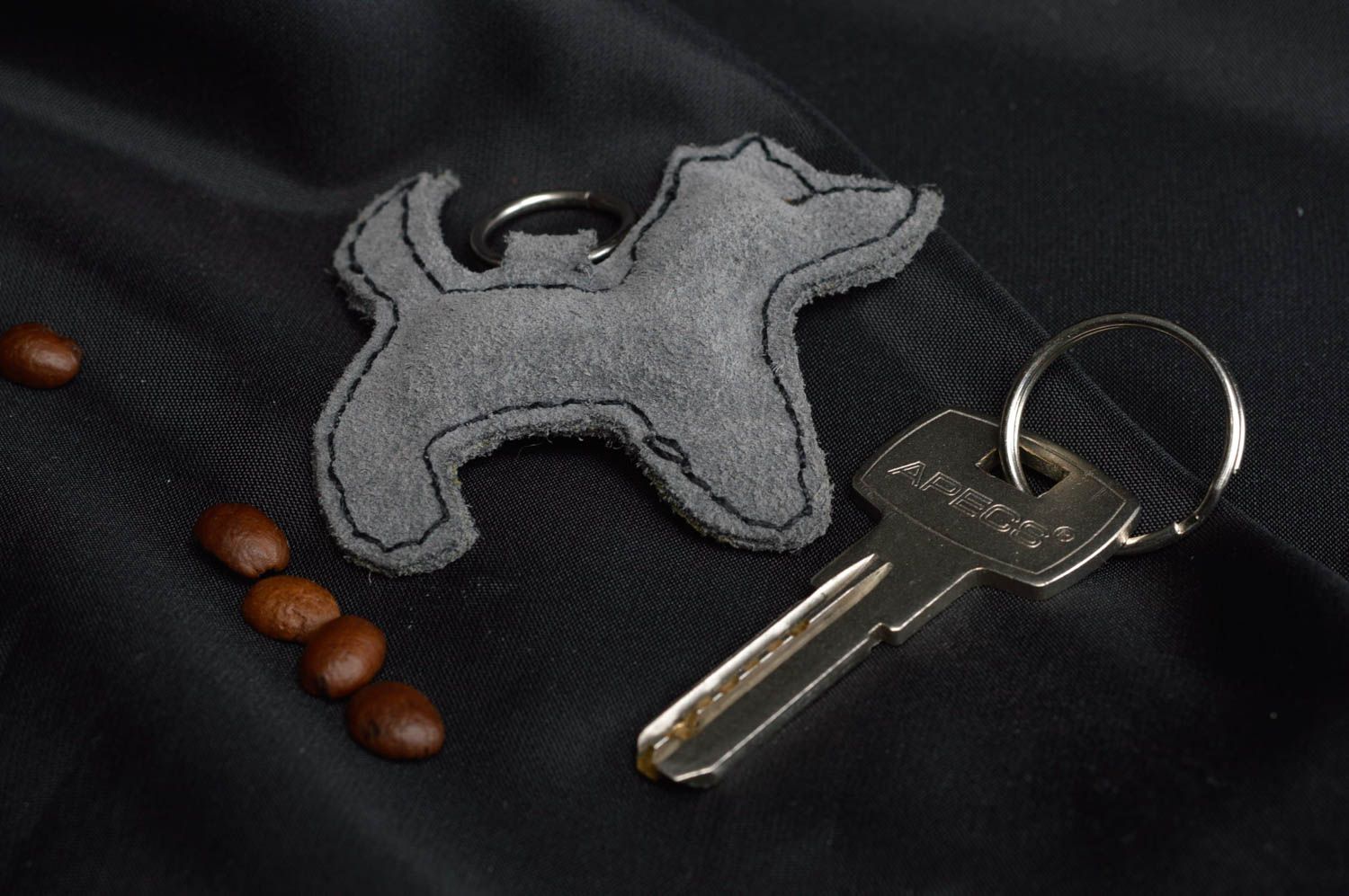 Porte-clés chien en cuir naturel gris fumée fait main accessoire design photo 1