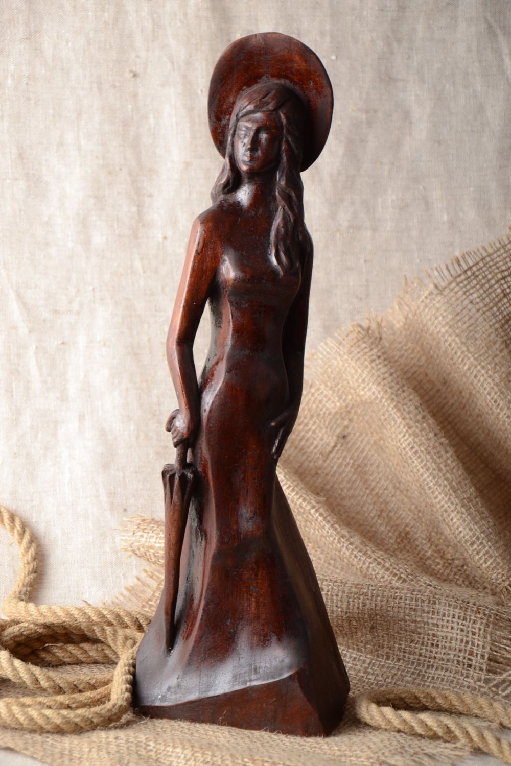 Handmade Statuette aus Holz auf Tisch Junge Dame mit Öko Lack bedeckt Getönt Nett foto 1