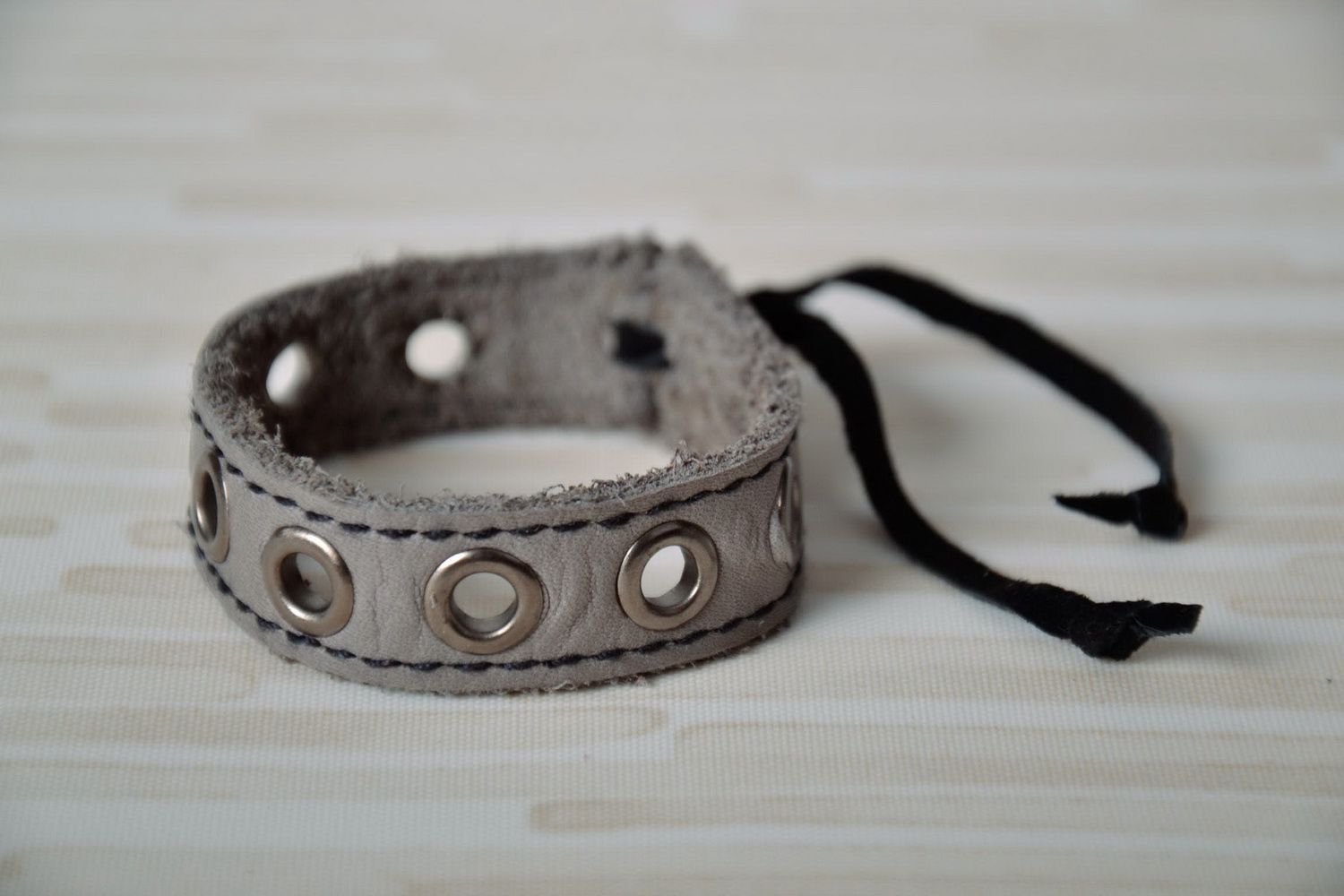 Bracelet en cuir gris fait main photo 2
