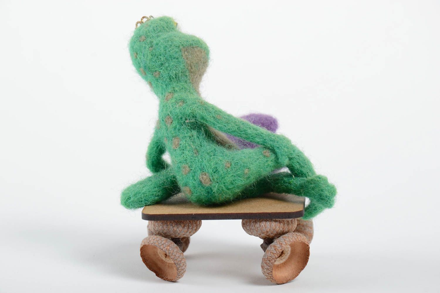 Декоративная игрушка из шерсти в технике сухого валяния ручной работы Лягушка фото 3