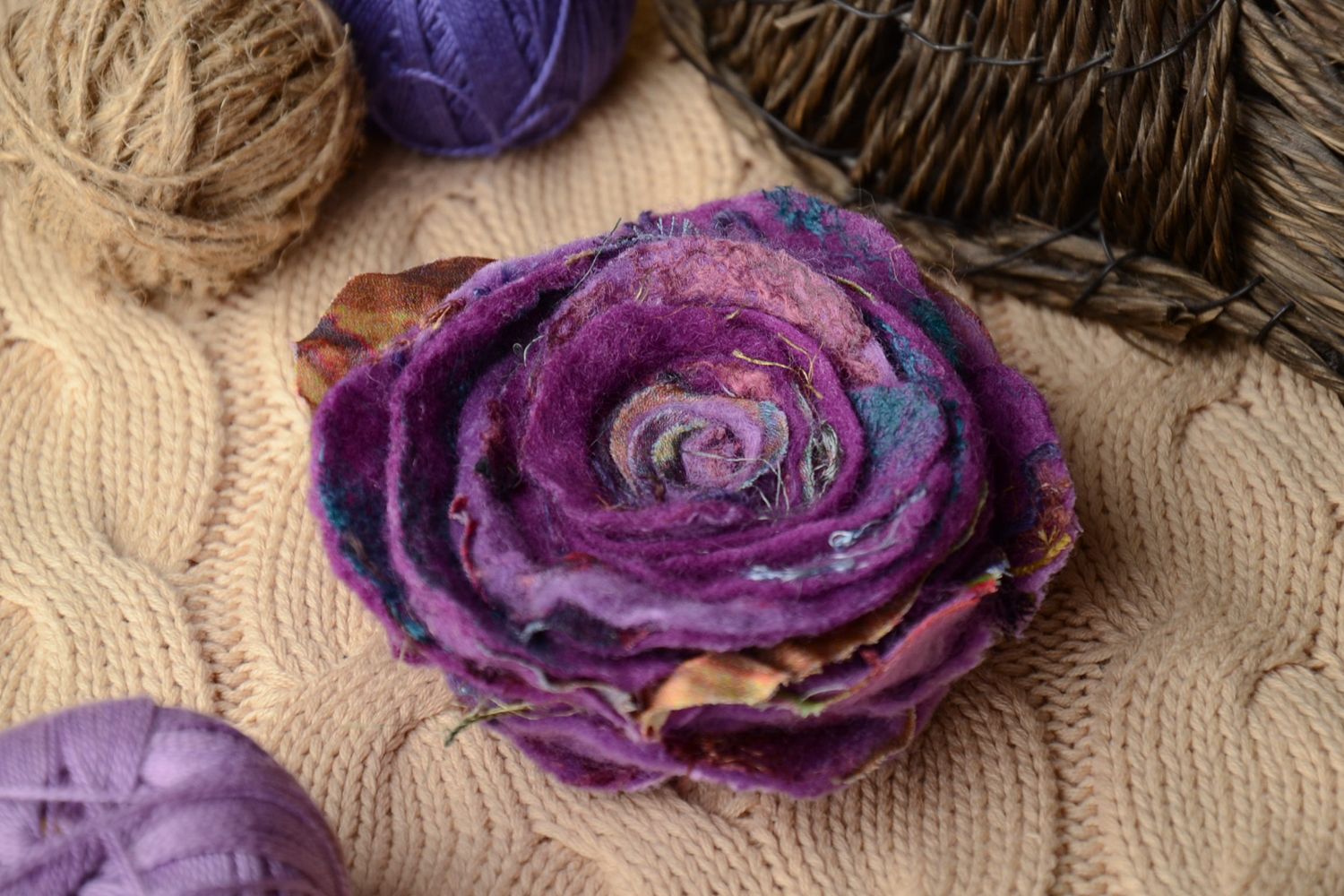 Broche en laine feutrée fleur violette faite main photo 1