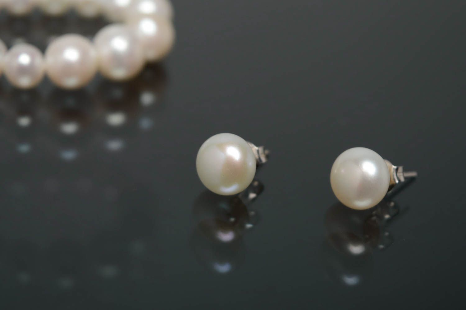 Silver pearl earrings of white color photo 1