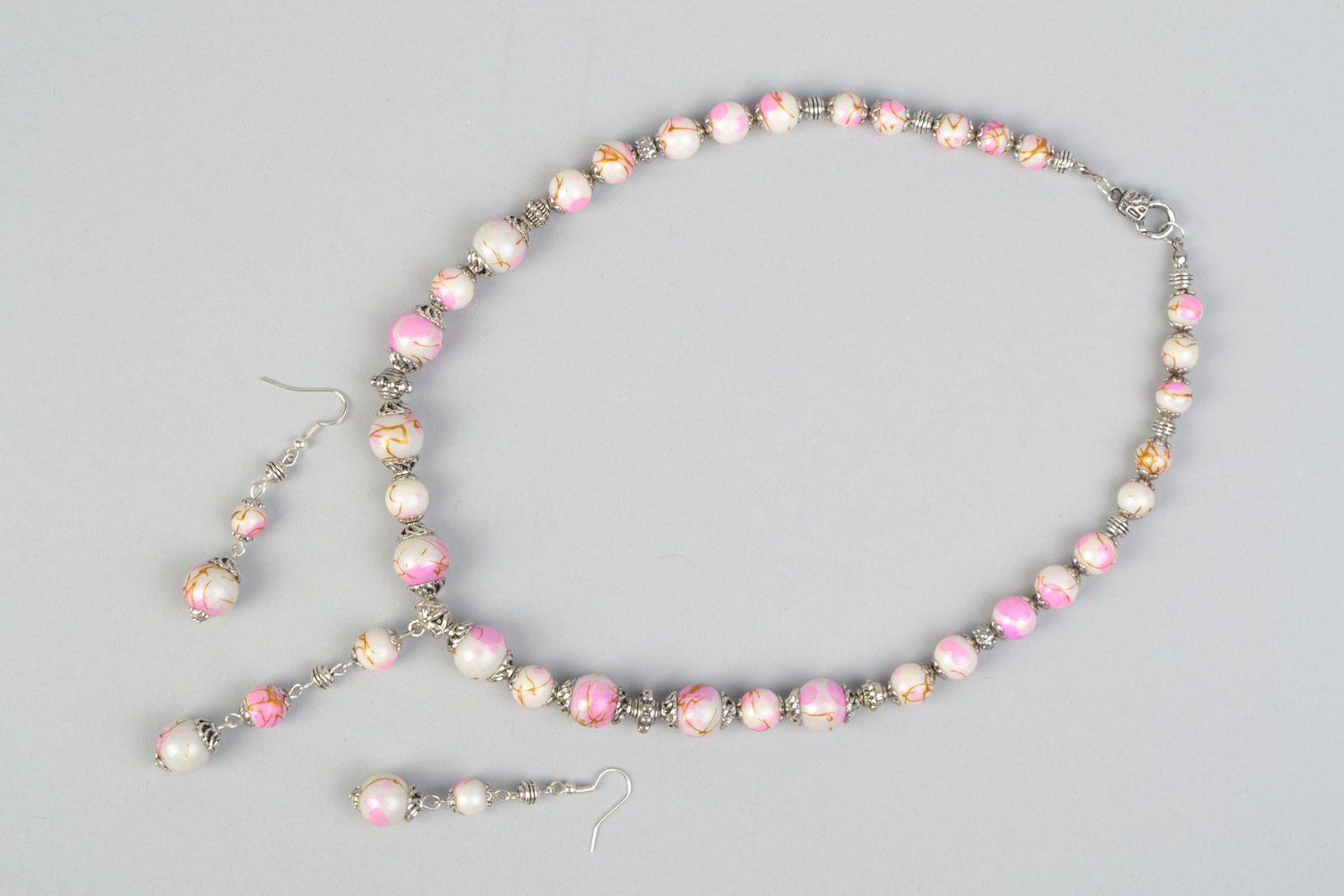 Boucles d'oreilles et collier artisanaux en perles céramiques claires faits main photo 3