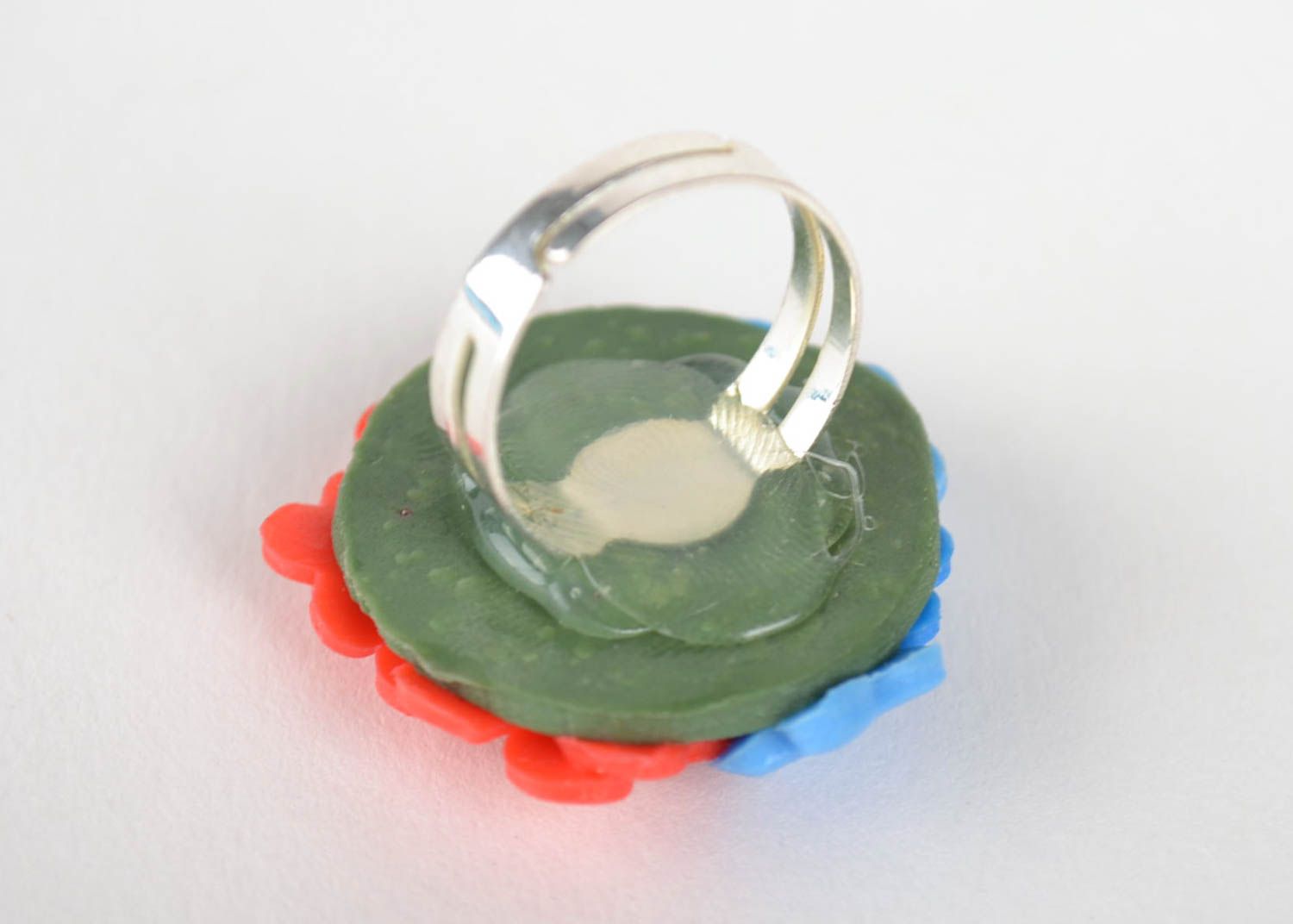 Яркое кольцо из полимерной глины и металлической основы цветочное ручной работы фото 2