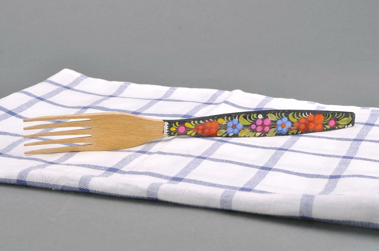 Wooden fork made of beech with painted handle photo 5