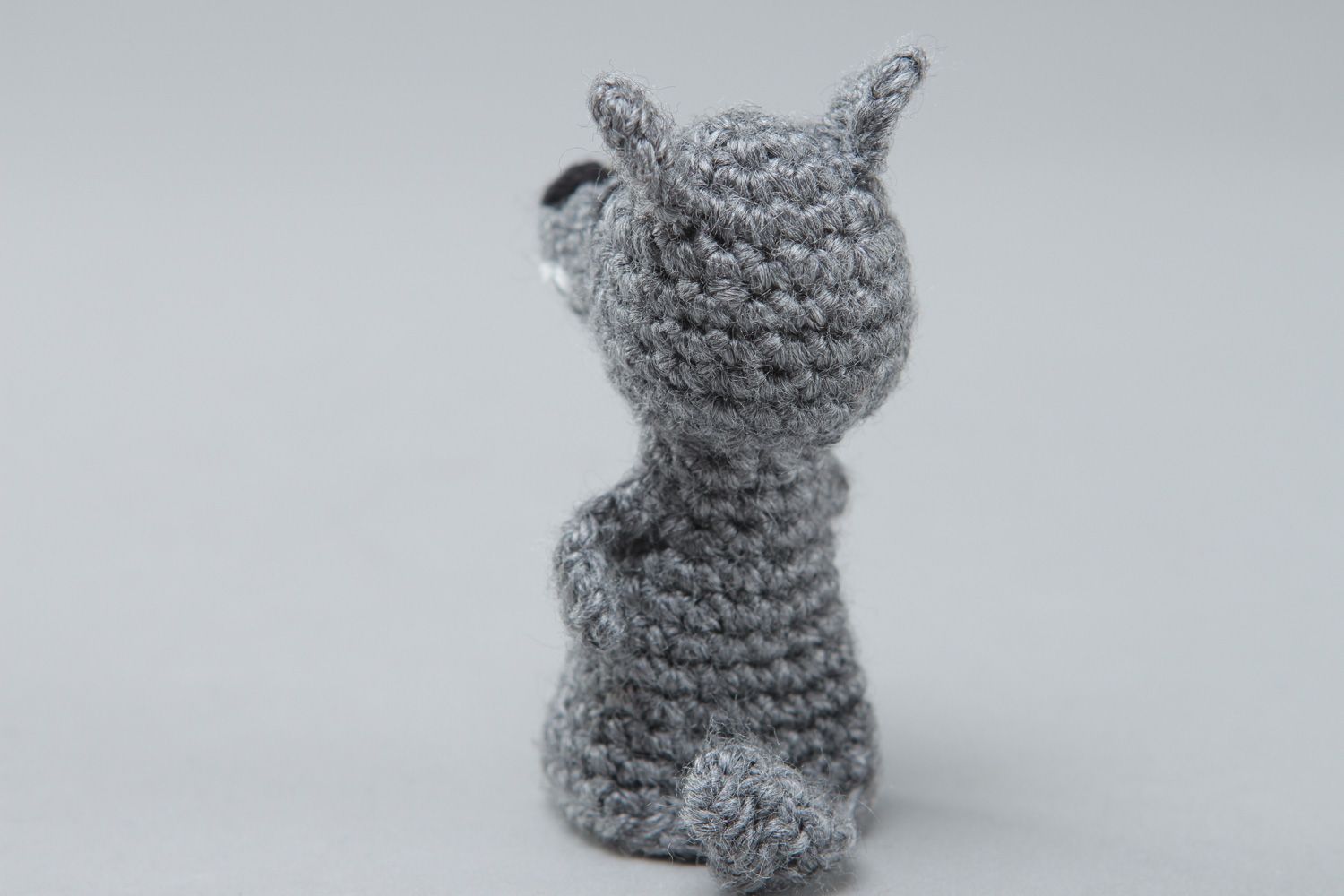 Marionnette à doigt faite main tricotée au crochet originale Loup gris photo 2