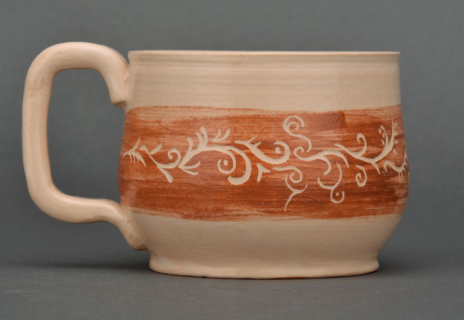 Large 10 oz clay beige cup with a square wide handle and floral rustic pattern photo 1