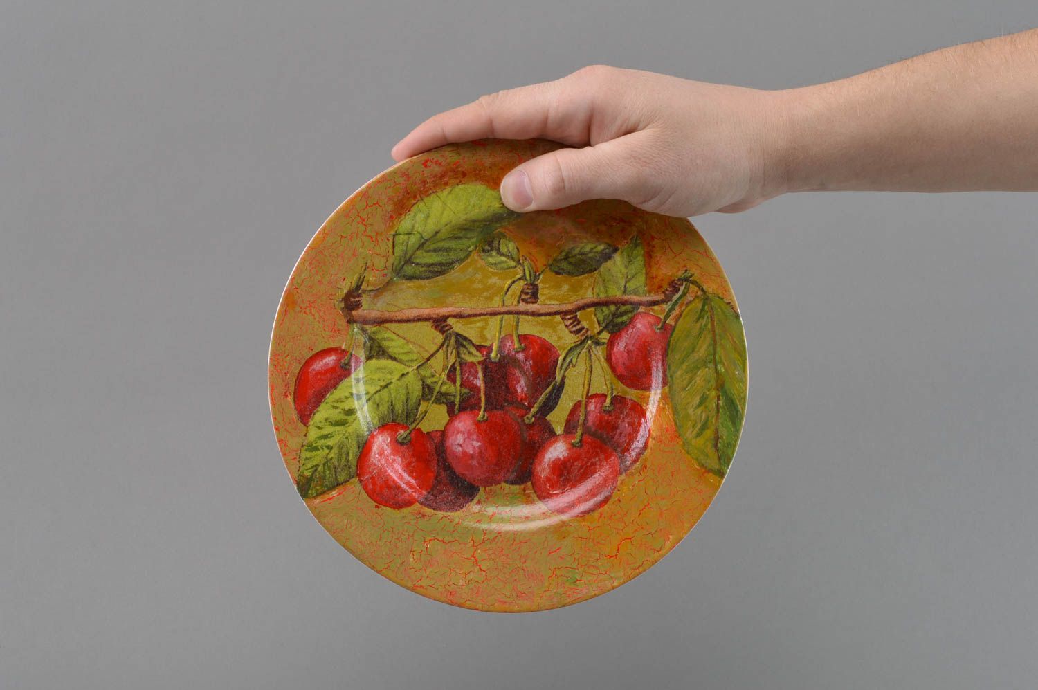 Стеклянная тарелка в технике декупаж ручной работы для декора дома Вишни фото 4