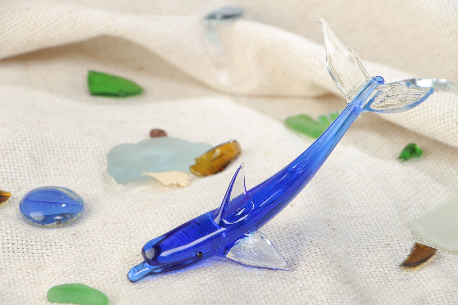 Handgemachte schöne blaue Lampwork Figur aus Glas Delfin für Interieur in kalten Farben foto 1