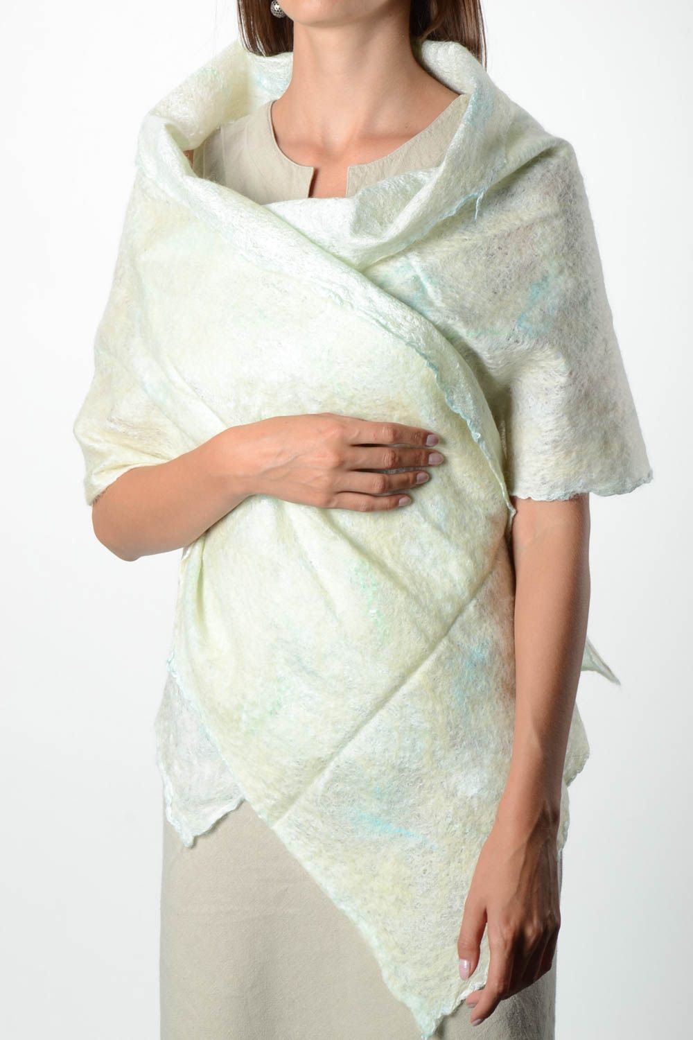 Grand Châle fait main en laine feutrée et soie blanc Vêtement pour femme photo 1